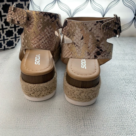 Soda Snake Skin platform Sandals women’s 6.5 or 8, 8.5,9,9.5 or 10 - Picture 8 of 16